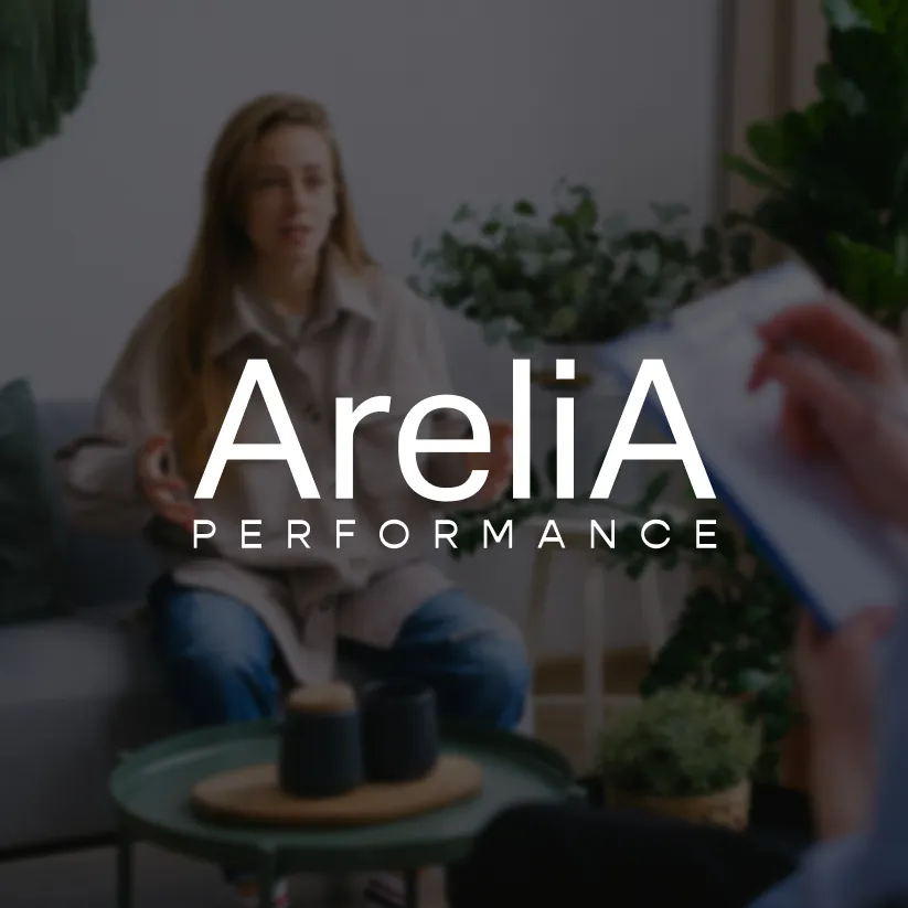Logo blanc AreliA Performance appliquée sur une photo d’accompagnement professionnel.